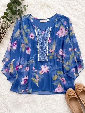 💙Belle by Kim Gravel Magnolia Floral Blouse Blue Pink Flutter Sleeve Top Medium💙